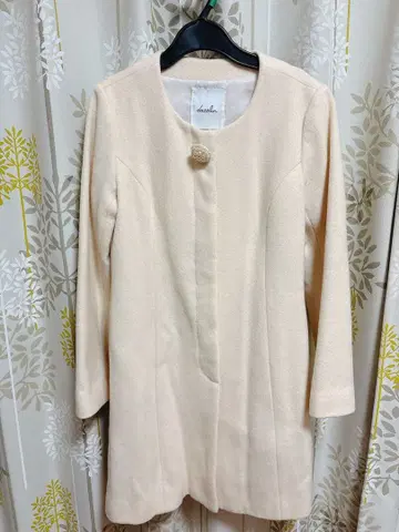 dazzlin 아이보리 화이트 노카라 비쥬 울 코트