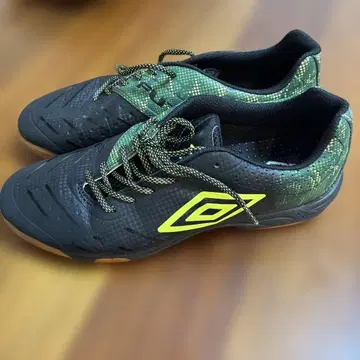 umbro 블랙 그린 풋살화 26.5