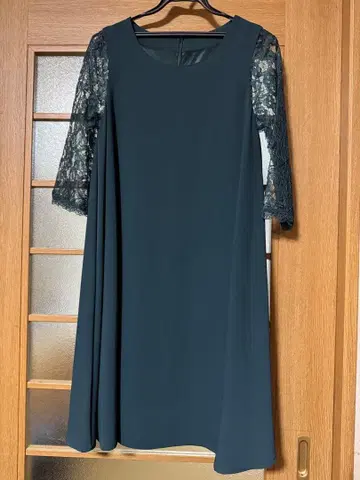 다크 그린 레이스 소매 A라인 원피스