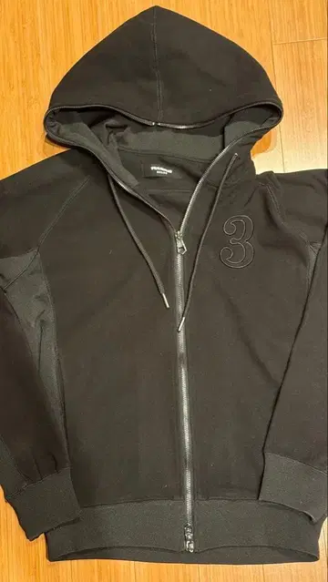 1PlU1UGUALE3 블랙 후드티 후드 부착