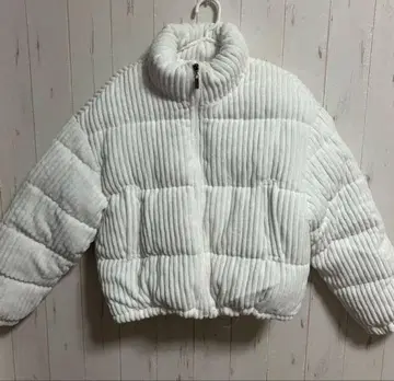 화이트 다운 자켓 리브 포함