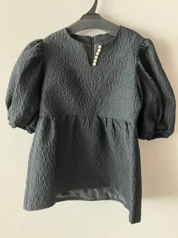 블랙 퍼프 슬리브 블라우스