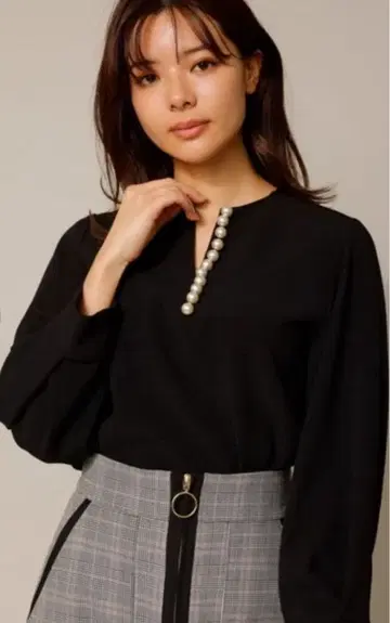 TONAL 펄 키넥 블라우스