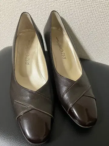 RIZ Comfort 다크 브라운 크로스 스트랩 천연 가죽 펌프스