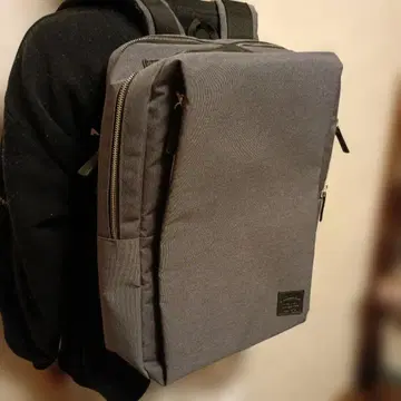 그레이의 스타일리시 백팩 수납 많은 백