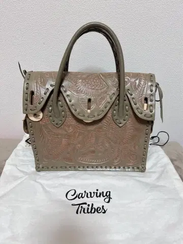 Carving Tribes 엠보싱 핸드백