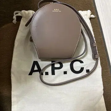 A.P.C. 라운드형 숄더백 브라운 미니