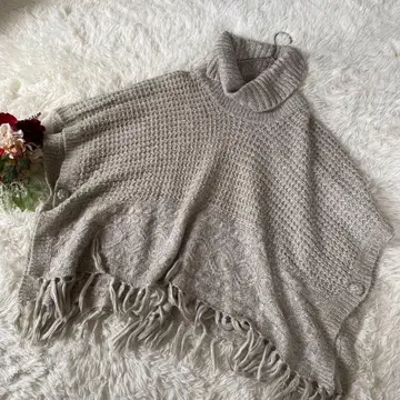 [ 아프리카타로 ] 베이지 터틀넥 니트 판초 (F) 루즈핏