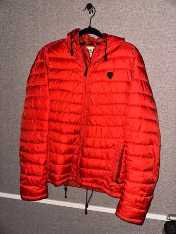 빨간색 다운 자켓 후드 부착