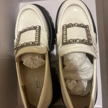 EVOL 화이트 비쥬 부착 로퍼