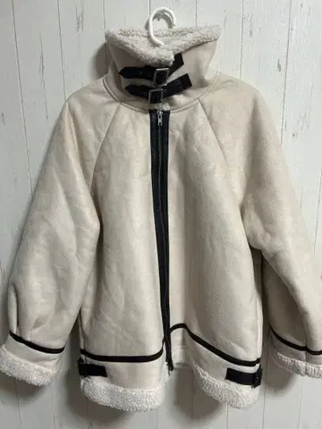 크림색 플리스 무스탕 코트