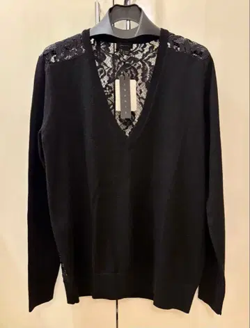 [택 포함] [미사용 새상품] 깊은 V넥 니트 긴팔 후면부 레이스 블랙