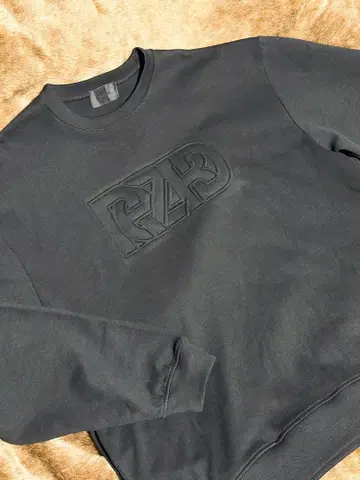 ReZARD 엠보싱 로고 맨투맨 트레이닝복