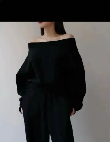 메종셀론 오프 숄더 맨투맨 블랙