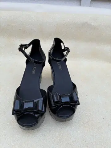 리본 포함 에나멜 블랙 웨지 샌들