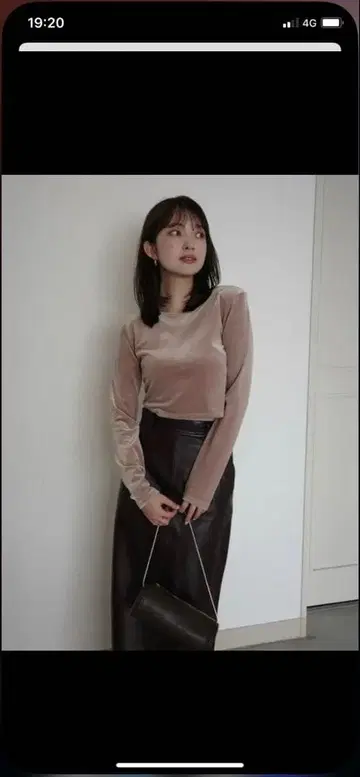 아뉴앙스 벨로아 크롭 컷 상의 핑크 베이지