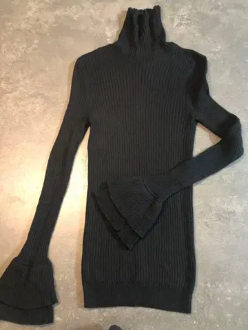 모스키노 리브 터틀넥 스웨터