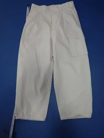 데상트 얼터레인 와이드 카고 팬츠 화이트 계열 베이지 L