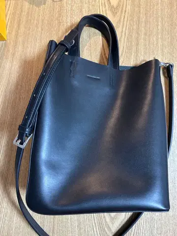 블랙 가죽 토트형 숄더백