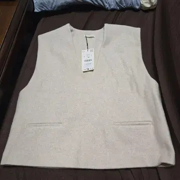 택 포함 미사용 새상품 ZARA 베이지 V넥 베스트 L 사이즈