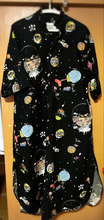 츠모리 치사토 x 니코앤드 - 우주 패턴 반팔 셔츠 원피스