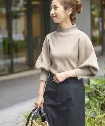 noble 베이지 벌룬 슬리브 하이넥 니트