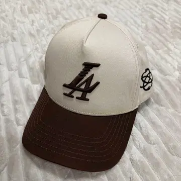 LA 베이지 브라운 자수 로고 캡