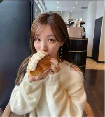 [ 미사용 새상품 ] cocodeal 라쿤 오프숄더 니트 코코딜