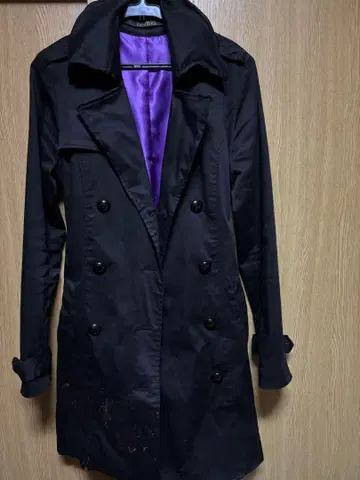 립서비스 블랙 트렌치코트