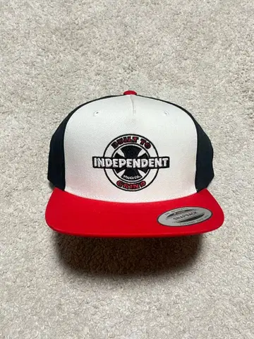 Independent 스냅백 캡 화이트/블랙/레드