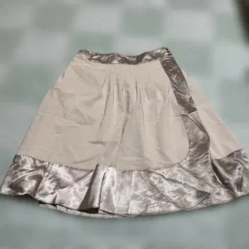 LAUTREAMONT 베이지 플레어 스커트 M 사이즈