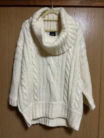 2~3회 착용 새상품급 VICKY 터틀 니트