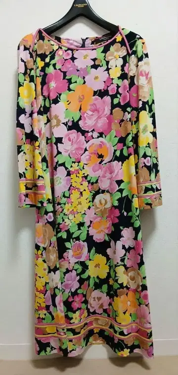 새상품급 레오나르 무릎 기장 원피스 40