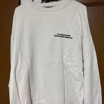 스컬과 꽃 자수가 들어간 맨투맨