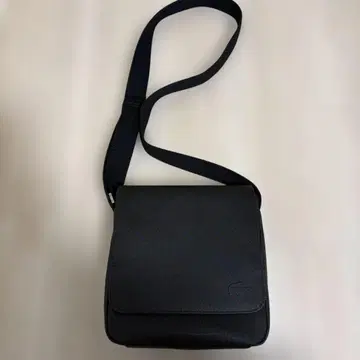 Lacoste 남성용 클래식 슬림 플랩 사첼백 블랙