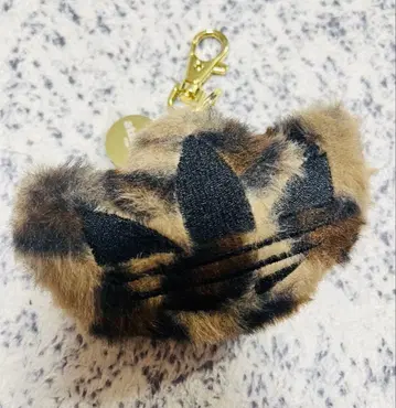 아디다스 퍼 키링 레오파드 무늬