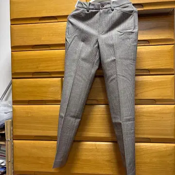 그레이 체크 무늬 슬랙스