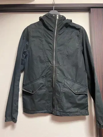 다크 그레이 나일론 자켓 후드 부착