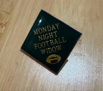 MONDAY NIGHT FOOTBALL WIDOW 핀 배지