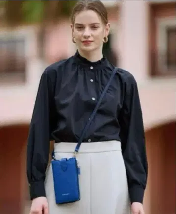 DRESSTERIOR 스탠드 프릴 넥 블라우스 블랙