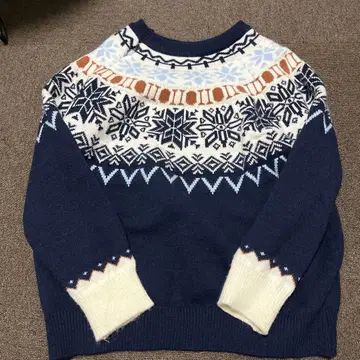 눈꽃 패턴 네이비 니트 스웨터