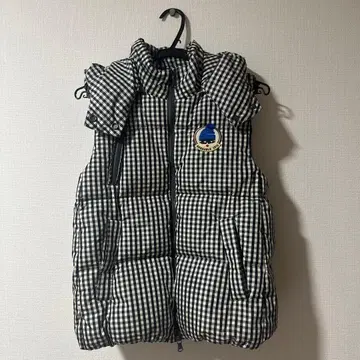 체크 무늬 후드 부착 다운 베스트