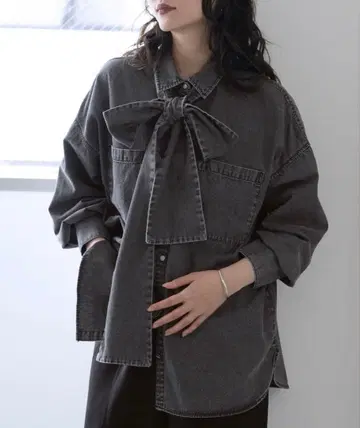 보타이 달린 데님 셔츠