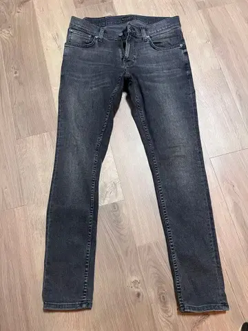 Nudie Jeans Co. 다크 그레이 슬림핏 데님
