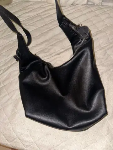 블랙 합성 피혁 숄더백