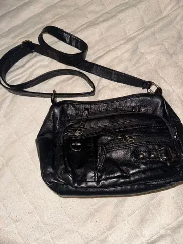 블랙 합성 피혁 숄더백