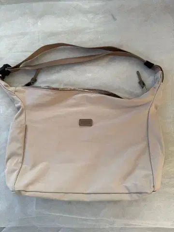 스탠다드서플라이 MIL 크로스 트라이앵글 숄더 한정판 LATTE