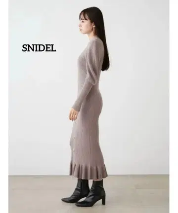 새상품급 2023AW SNIDEL 프론트 버튼 니트 원피스