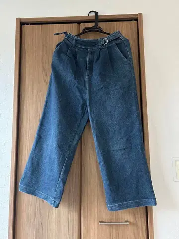 다크 블루 와이드 데님 팬츠 벨트 디자인