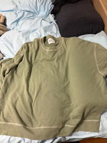 올리브 그린 크루넥 트레이닝복